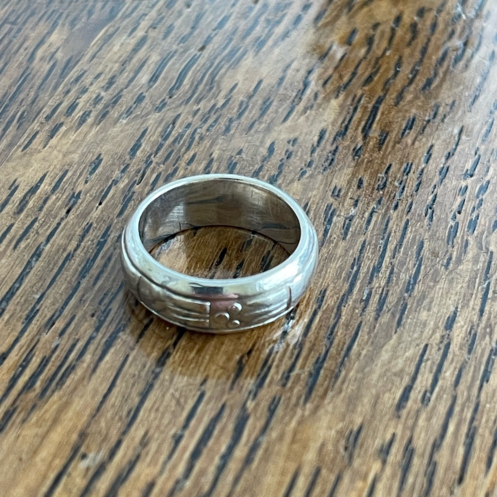Sterling silver ring size 5 1/2. Stylized flowers carved into the surface. - Picture 2 of 5